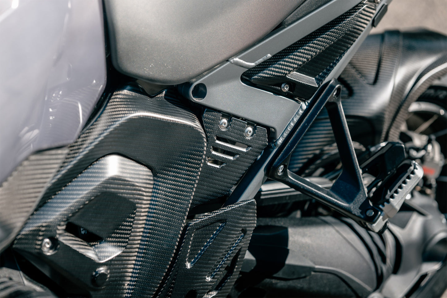 Ilmberger Front Triangle Cover for Rear Frame R 1300 GS Adventure - left - carbon - matt