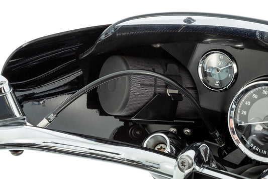 Loudspeaker/bottle holder for HIGHWAY cockpit fairing R 18