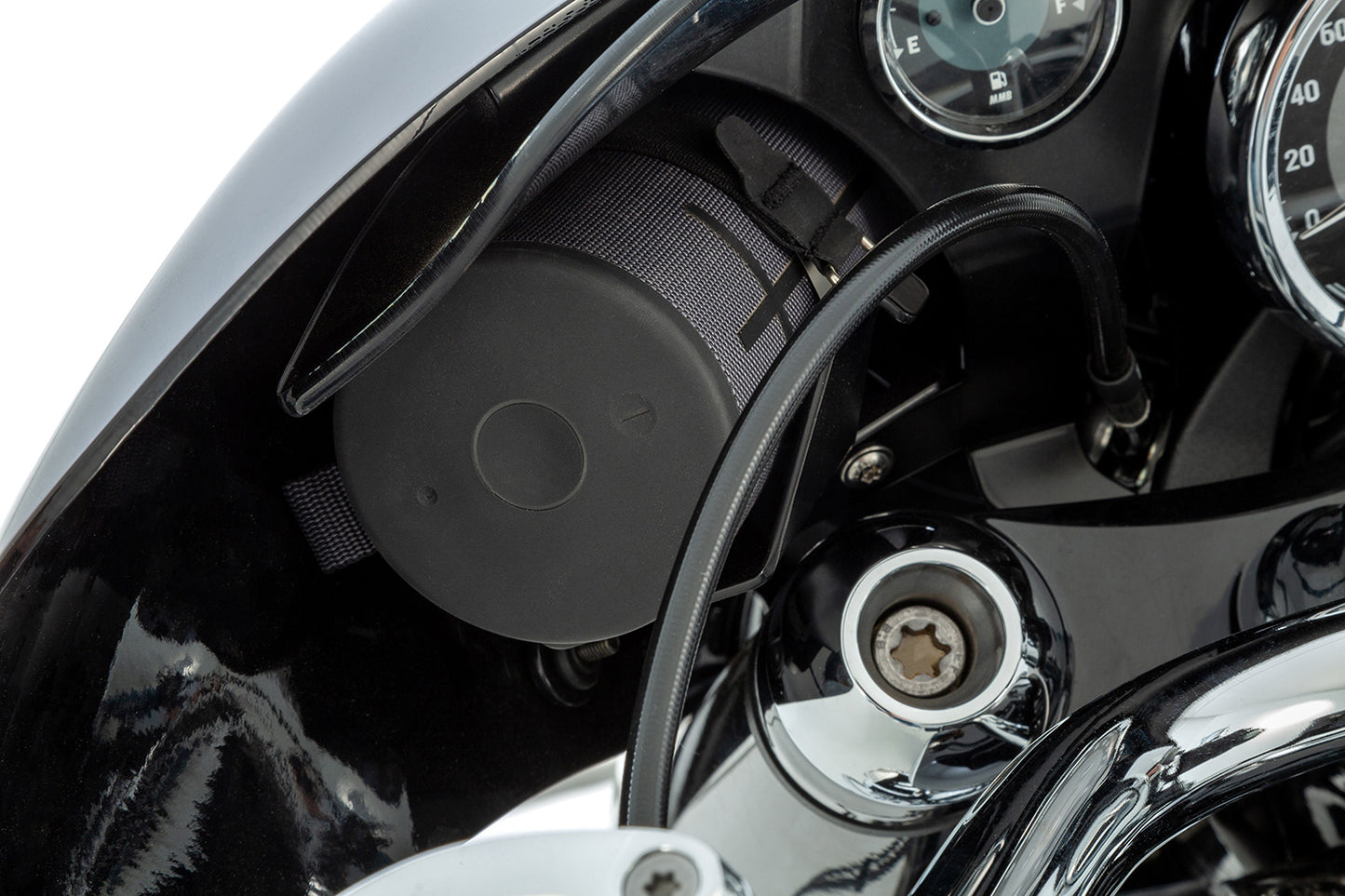 Loudspeaker/bottle holder for HIGHWAY cockpit fairing R 18