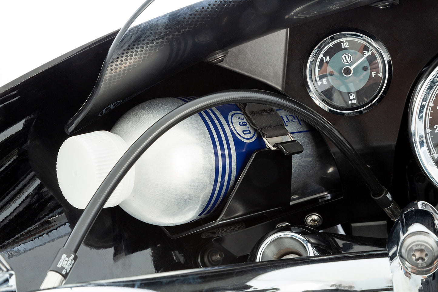 Loudspeaker/bottle holder for HIGHWAY cockpit fairing R 18