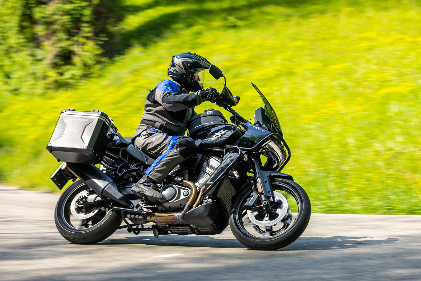 Windshield reinforcement for orig or accessory windshield - right - black